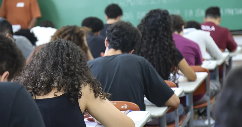 Mais de 100 mil candidatos fazem a primeira fase da Fuvest neste domingo; veja horários e regras da prova