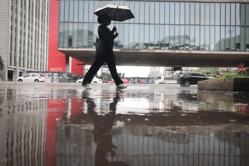 Defesa Civil alerta para cuidados com previsão de chuva no Dia de Finados