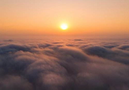 © Unsplash/Jerry Zhang
                          A camada de ozônio, um escudo frágil de gás, protege a Terra da porção prejudicial dos raios solares.