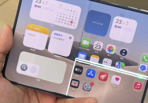 Segundo a teoria do iFixit, a coluna que compõe o iPhone Duo pode não ser completamente recuada, reduzindo o espaço disponível para a curva do display interno. Foto:  iFixit/Reprodução