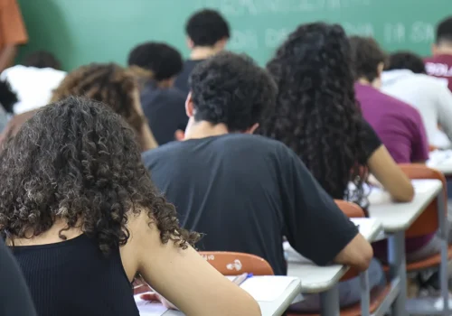 Mais de 100 mil candidatos fazem a primeira fase da Fuvest neste domingo; veja horários e regras da prova