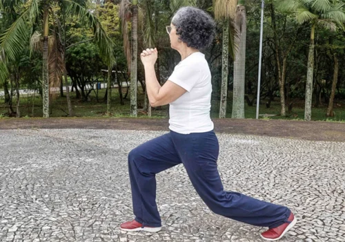 Veja como os exercícios com o peso do corpo combatem a fragilidade em idosos