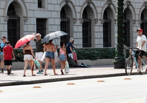 Embora os destinos mediterrâneos continuem fortemente associados a climas favoráveis no verão, o calor recorrente e inesperado começa a mudar essa percepção entre os viajantes