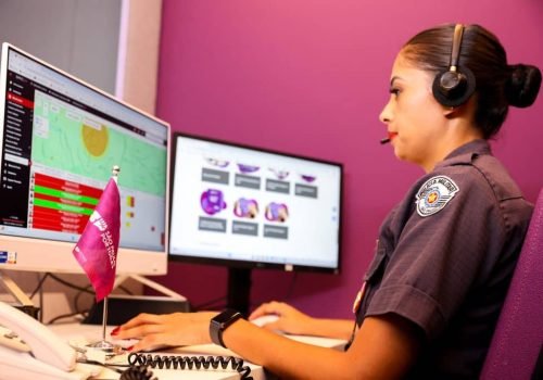Cabine Lilás oferece escuta qualificada para mulheres que buscam o 190. Foto: Divulgação/Governo de SP.