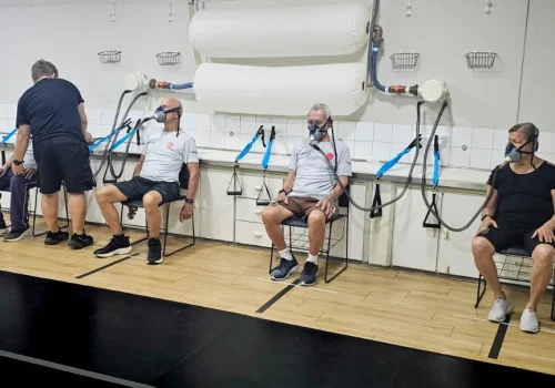 No experimento de 39 minutos, voluntários usaram máscaras que intercalavam quatro ciclos de 6 minutos respirando ar com 10% de concentração de oxigênio e três intervalos de 5 minutos respirando ar normal (foto: Movi-Lab/Unesp)