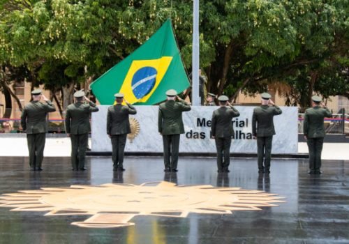 Militares-Dia-da-Bandeira-640x399.jpg
