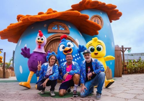 Marcos Luporini e Juliano Prado, criadores da Galinha Pintadinha, e Alex Murad, CEO do Beto Carrero World