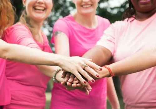 Outubro Rosa: conheça os direitos garantidos às mulheres durante o tratamento do câncer