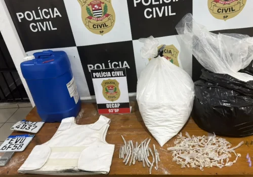 Durante as buscas, foram encontrados dois sacos, que totalizaram 36,3 quilos de substâncias em
pó branco, e além de 149 pedras de crack, 20 tubos de cocaína, 21 porções de maconha e um galão de lança-perfume